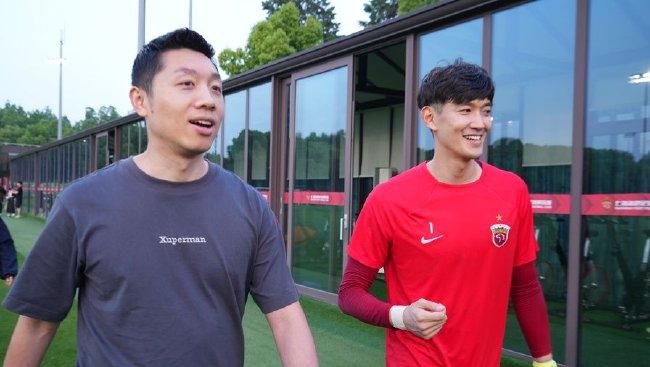 麦德斯·米科尔森与维果·莫特森有爱互动 2022-05-25 当地时间5月24日，法国戛纳，第75届戛纳电影节非竞赛单元影片《无辜的人》首映，“麦叔”麦德斯·米科尔森和夫人汉妮·雅各布森出席，并在红毯上与“V叔”维果·莫特森相遇。