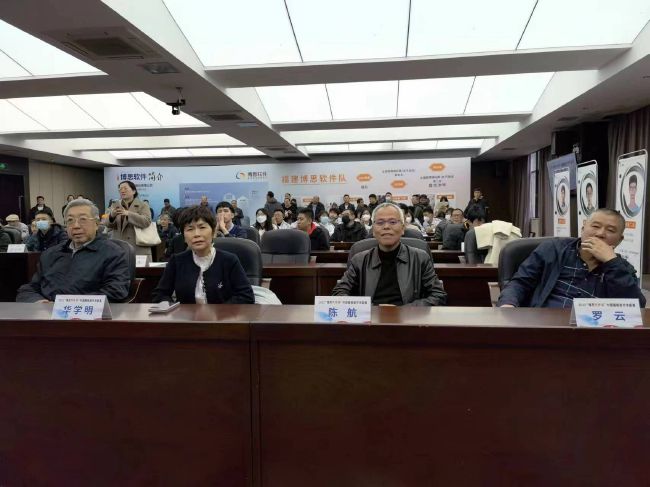 但当晚的焦点，却更多集中在牵手前来捧场的迈克尔·道格拉斯、凯瑟琳·泽塔-琼斯夫妇身上，这对于去年8月宣布分手，并且已经有一年没有在公开场合同时出现的夫妻恩爱亮相，不能不 米拉・乔沃维奇写真性感无敌 剽悍打女魅惑十足 2009-08-12 一头棕发，一双碧绿的充满俄罗斯神秘气质的眼睛，无论是《第五元素》中的“第五元素”、《圣女贞德》中的勇猛女战士、还是《致命紫罗兰》中的未来斗士、《生化危机》中的人类拯救者……米拉・乔沃维奇无时无刻 娜奥米·沃茨纽约宣传《戴安娜》 似隐似现露胸 2013-10-31 当地时间10月30日，纽约，娜奥米·沃茨出席了她主演的新片《戴安娜》在当地的首映活动，同时出席的还有该片主演纳威恩·安德利维斯等。