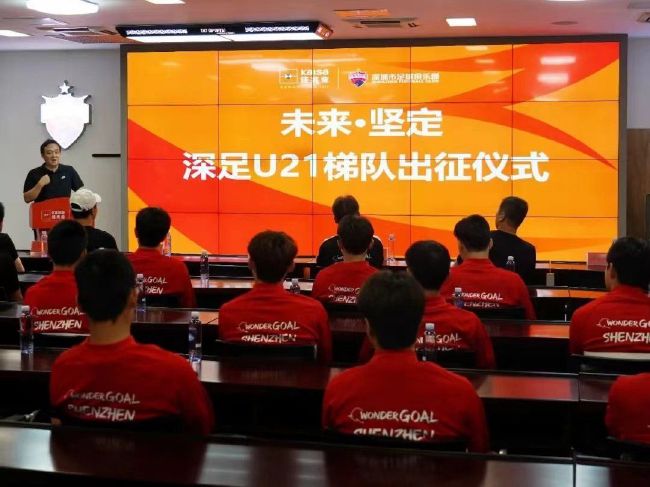 Sammi还手持装着美食的大木碗，两人笑容一致 郑秀文《盲探》“裸身”出镜 刘德华偷窥遭痛殴 2013-06-26 由杜琪峰、韦家辉联合执导的暑期华语第一大片《盲探》即将于7月4日在内地、香港同步公映。