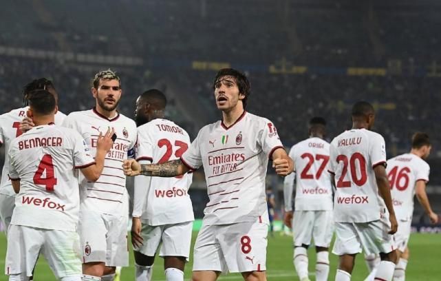 剧照中许光汉梳着背头，虽然脸上也挂着笑容，但却透露着诡异，喝 许光汉首部韩剧《无路可逃》曝预告：他杀疯了！