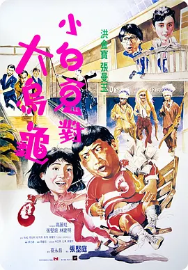 张歆艺以一身拼接色卫衣外套，长款皮裙，棒球帽现身。